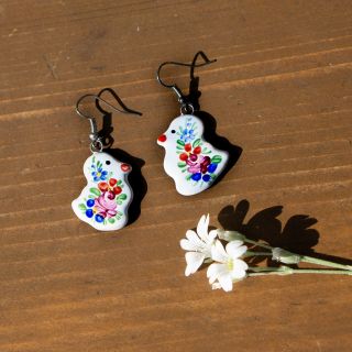 Kuřátka na uši. Zkus, jestli ti sluší.👱‍♀️ #chodskakeramika #domazlice #nausnice #kuratka #sperk #chodsko #keramika